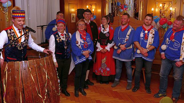 Dagmar-Wenzler Beger (3. von links) wird für ihre Verdienste um den Rattlinger Narrenverein Burg Rosenegg zur Obristin ernannt. Von ...