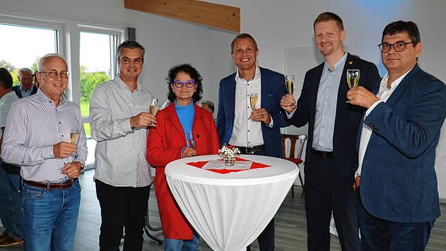 Vertreter der Sponsoren, der Stadtverwaltung sowie des Vereins feierten gemeinsam die Einweihung des Clubheims: Udo Rothmund (Stadtwerke ...