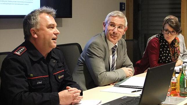 Kommandant Jürgen Graf (links) stellt dem Gemeinderat von Gaienhofen den Bedarfsplan der Feuerwehr vor. Weiter von links: Bürgermeister ...