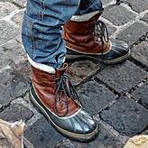 Spezielle Winterstiefel, die extrem warm machen, schützen Jerome Hummel an seinem Maronenstand vor dem eisigen Pflaster auch bei langem ...