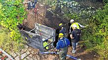 Ein Blick auf die Einsatzstelle: Helfer und Techniker arbeiten auch in der Nacht zum Samstag daran, den massiven Wasserrohrbruch zu ...