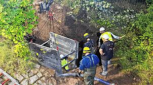 Ein Blick auf die Einsatzstelle: Helfer und Techniker arbeiten auch in der Nacht zum Samstag daran, den massiven Wasserrohrbruch zu ...