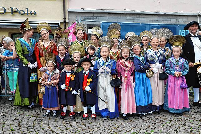 Die jüngsten des Trachtenbundes stellen sich miut Begleiterin KatharinaTittel (links) während der Aufführungen auf der Hofstatt dem ...