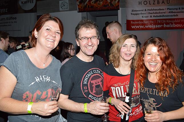 Gut gelaunt genießen die Besucher das Benefiz-Rockkonzert in der Gemeindehalle Weiler.