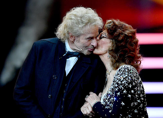 Thomas Gottschalk und Sophia Loren stehen bei der 70. Verleihung des Medienpreises Bambi auf der Bühne.