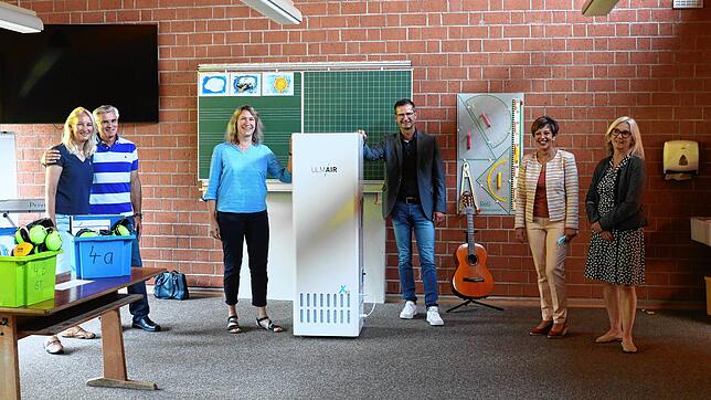 Kein Kühlschrank steht hier in der Grundschule Mühlhausen-Ehingen, sondern ein Luftfiltergerät &ndash; dank der Spende (von links) von ...