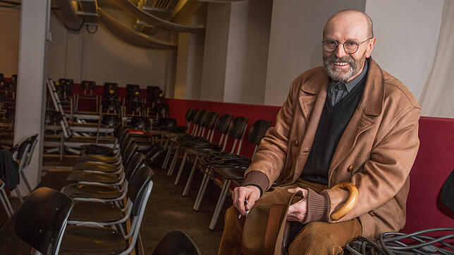 Das Theater ist sein Leben: Peter Simon, Gründer und Impressario des Singener Theaters "Die Färbe", wird am heutigen Heiligabend 80 ...