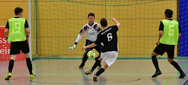 Bild 1: SV 08 Laufenburg stürmt gegen Spvgg. Andelsbach furios ins Endspiel
