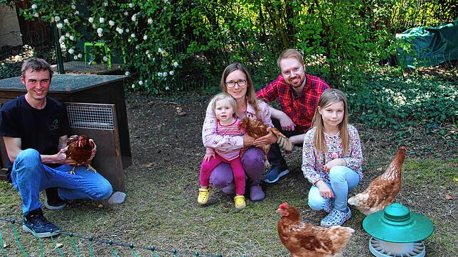 Bei Familie Hohlwegler in Gottmadingen sind die Miet-Hennen gern gesehene Gäste. Die anderthalbjährige Elsa und Emely (9) verbringen mit ...