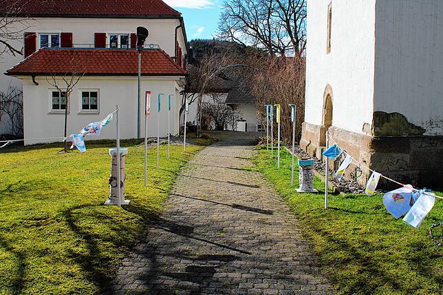 Um die St. Genesius-Kirche in Riedböhringen stehen jeden Sonntag stellt das Gemeindeteam jeden Sonntag neue &bdquo;Wegweiser zu ...