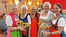 Die ehemaligen Hirschkühe erweisen Dorothea Nopper (Mitte) die Ehre. Von links Petra Guhl, Beate Reiner, Barbara Weis und Andrea ...