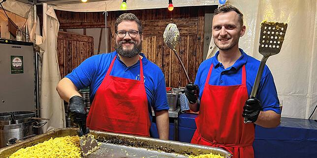 Kristof Eichhorn (links) und Marco Hotz vom Musikverein Wollmatingen sind Profis an der Spätzle-Pfanne.