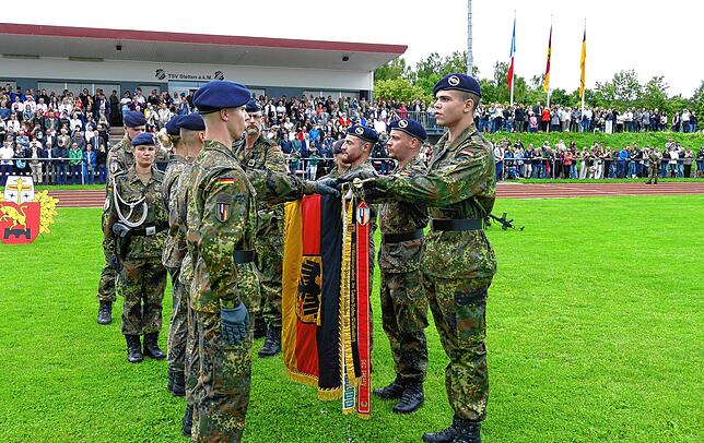 Stellvertretend für ihre Kameradinnen und Kameraden treten sechs Rekrutinnen und Rekruten nach vorn und legen an der abgesenkten ...