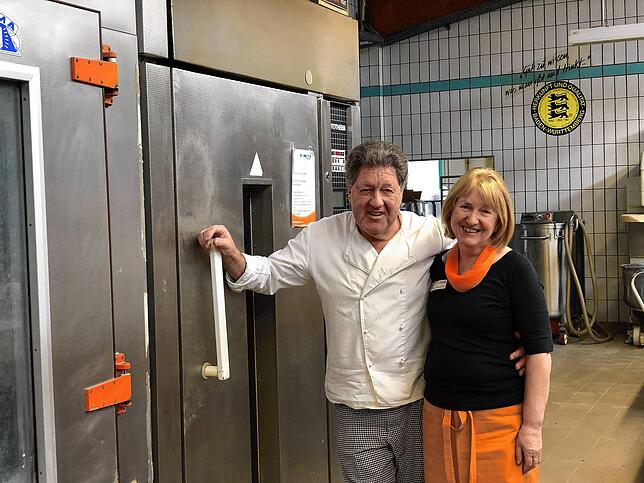 Bäckermeister Jürgen Waldschütz und seine Frau Renate in ihrer Backstube.