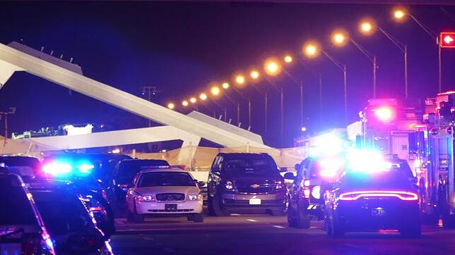 Die eingestürzte Brücke in Miami, Florida, wird von Polizei und Einsatzkräften abgesichert.