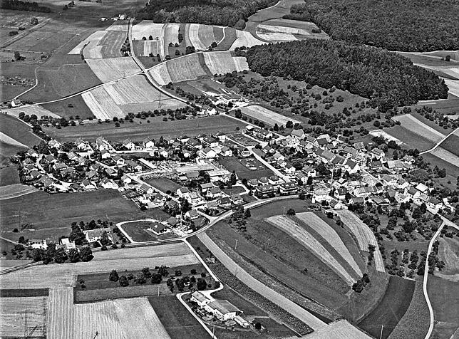 1982: So sah Kaltbrunn in den 1980er-Jahren aus. Das Sportzentrum war erst in Planung. Bevor es losgehen konnte, musste die Gemeinde ...