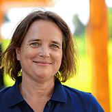 Clubmanagerin Katharina Enkelmann: &bdquo;Wir haben hier ganz alte Obstsorten: Äpfel und Birnen. Darunter ist auch ein alter ...