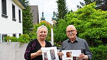 Carmen und Rudolf Hickl zeigen Fotos der bemalten Dachziegel, die in den 80er-Jahren für die Sanierung der Stadtkirche zum Stückpreis ...