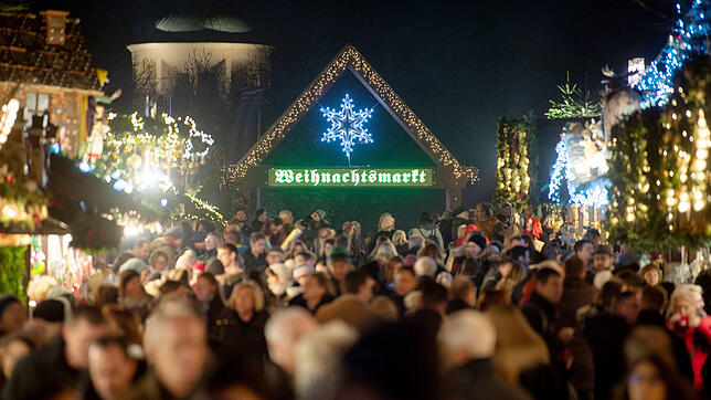 Beispiel Stuttgart: Menschenmassen schieben sich Richtung Weihnachtsmarkt – getrieben von der Sehnsucht nach der guten alten Zeit.