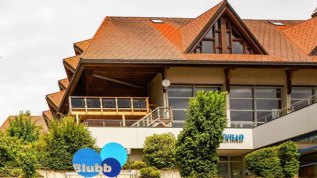 Infrastruktur wie Hallenbad (im Bild), Schwarzwaldhalle und Schwarzwaldhaus der Sinne kostet die Gemeinde Grafenhausen Geld. Durch den ...