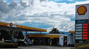 Ein 24-jähriger Tankstellen-Mitarbeiter hat am 2. April auf einen Kunden der Tankstelle in Dogern eingestochen. Dafür muss er sich wegen ...