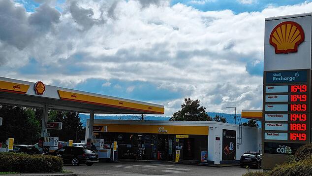 Ein 24-jähriger Tankstellen-Mitarbeiter hat am 2. April auf einen Kunden der Tankstelle in Dogern eingestochen. Dafür muss er sich wegen ...