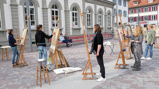 Ihre Staffeleien hatten die Kunststudentinnen während der Werkschau im April auf den Mantelhafen getragen. In einer Malaktion hielten ...