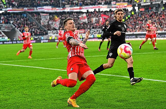 Fußball, Bundesliga, SC Freiburg &ndash; VfB Stuttgart, 20. Spieltag, Europa-Park Stadion. Freiburgs Lukas Kübler (l) und Stuttgarts ...