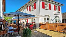 Mit den roten Fensterläden und braunem Holzzaun fällt der Landgasthof Linde in Hepbach schon von Weitem ins Auge.