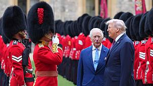 Präsident Donald Trump und der britische König Charles III. inspizieren die Ehrenwache nach ihrer Ankunft auf Schloss Windsor.