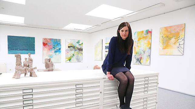 Die künstlerische Leiterin der Freien Kunstakademie und Kuratorin der Ausstellung "Bilder 17", Renata Jaworska, in der Fähnle-Galerie ...
