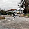 (Archivbild) Auch im Kreisel Friedrichstraße in Petershausen-West wurde eine Radlerin von einem Auto erwischt.