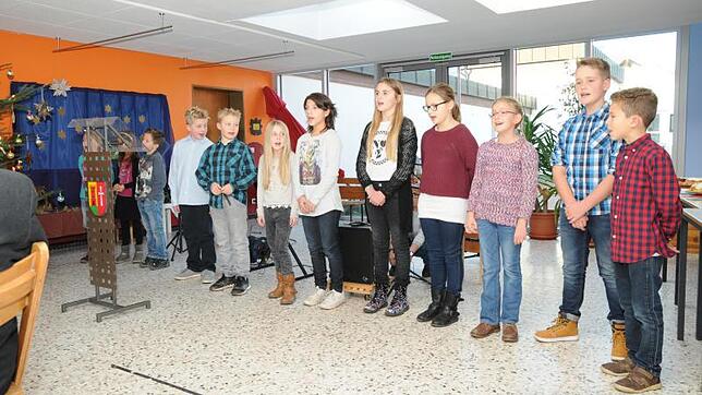 Für die Teilnehmer am Senioren Adventsnachmittag bieten Schüler der dritten und vierten Klasse ein unterhaltsames Programm an.
