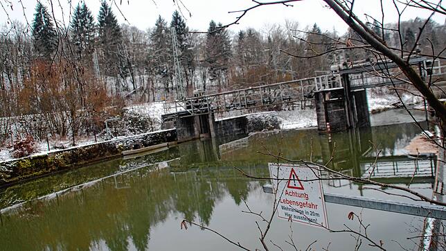 Das Wasserkraftwerk der Energieversorgung Rottweil (ENRW) unterhalb der mittelalterlichen Stadtmauern Rottweils wird abgebaut. Das hat ...