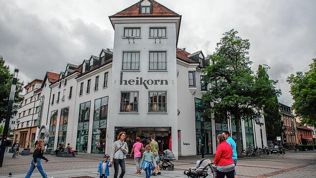 Das Modegeschäft Heikorn verkleinert sich: Der Verkaufsbereich in der alten Sparkasse (im Bild ganz links) wird aufgegeben. Dort wird ...