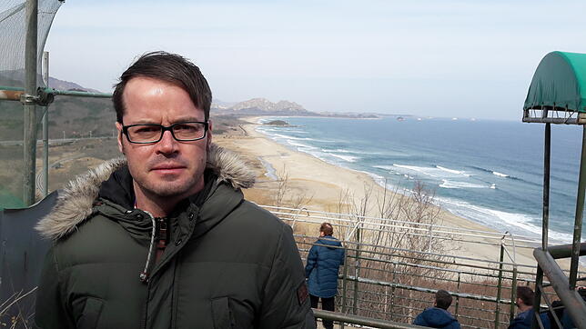 Aussicht Das geheimnisvolle Land im Rücken: SÜDKURIER-Redakteur Marco Scheinhof an der Grenze zwischen Nord- und Südkorea.