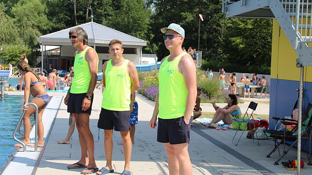 Schwimmmeister Nicola Ambrosini, Stefan Reinke, Auszubildender zum Fachangestellten für Bäderbetriebe, und Christan Helbig (von links), ...