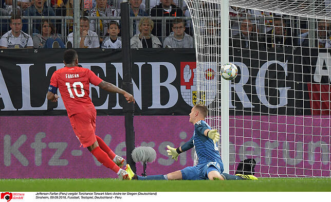 Jefferson Farfan (Peru) vergibt eine Torchance gegen Torwart Marc-Andre ter Stegen (Deutschland).
