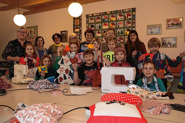 Mit Begeisterung waren die neun Kinder und die Frauen der Patchworkgruppe in der Siedlergemeinschaft Klettgau beim Nähkurs im ...