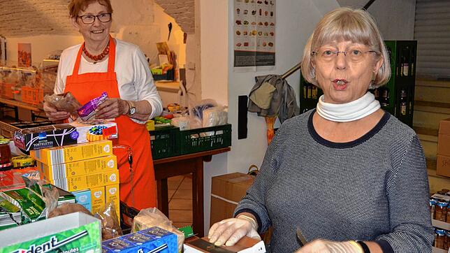 Ingrid Niederkron und Christel Wieth ( von links) engagierens sich schon viele Jahre für die Markdorfer Tafel.