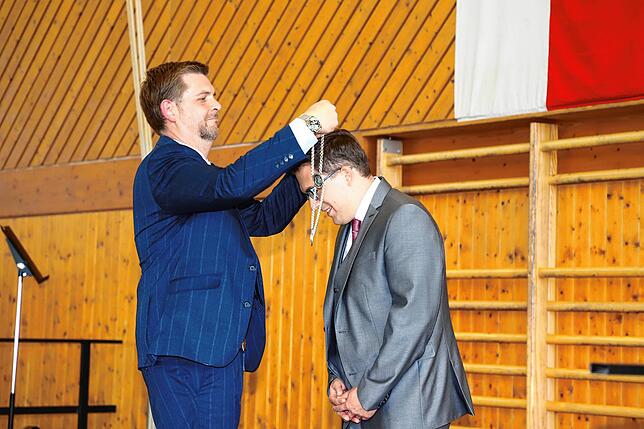 Martin Möcking, Gemeinderat der Jungen Bürger und erster Bürgermeister-Stellvertreter, überreichte die Amtskette als äußeres Zeichen des ...