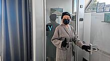SÜDKURIER-Leserin Michaela Barthel kommt freudestrahlend aus der Kältekammer. Sie ist eine von vier Gewinnerinnen der ...