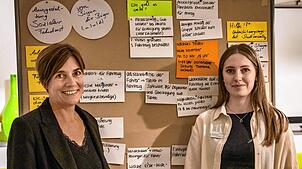 Stefanie Franosz (links) und Maja Meroth vor der mit vielen Ideen gefüllten Pinnwand im Gambrinus. Foto: Paul Eischet