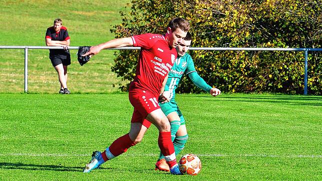 Torlaune: Nico Reichardt (vorn) erzielte drei Tore zum 6:0-Kantersieg des FC Schlüchttal gegen den letztjährigen Mit-Aufsteiger Bosporus ...