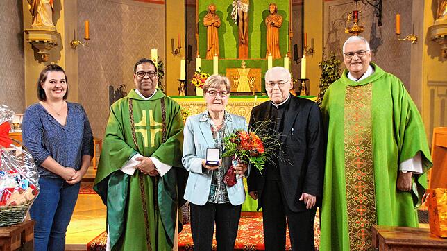 Helga Kramer erhielt für ihr großes kirchliches Engagement die Ehrenmedaille Sankt Gallus Eggingen. Sie war 25 Jahre Vorsitzende der ...