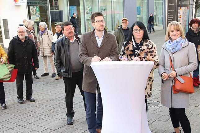 Die digitale Verlosung wurde unter der notariellen Aufsicht von Kai-Christoph Stadler durchgeführt. Auch Karin Karthan (Mitte), ...