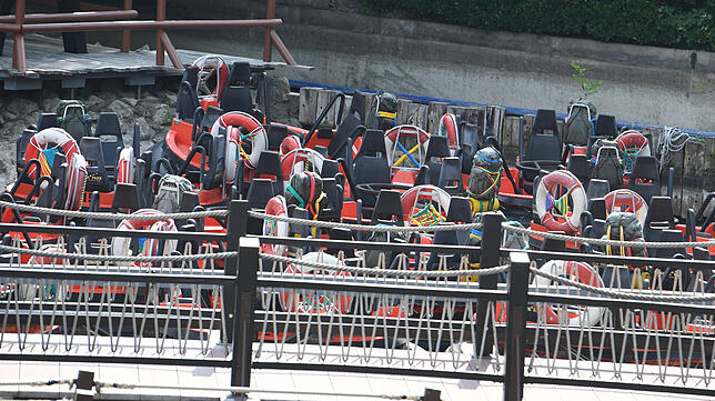 Großbrand in Europa-Park Rust Boote der Fjord-Raftinganlage stehen in einem leeren Becken im Europa-Park. Die Ursache für das Feuer am 26. Mai war nach Polizeiangaben ...