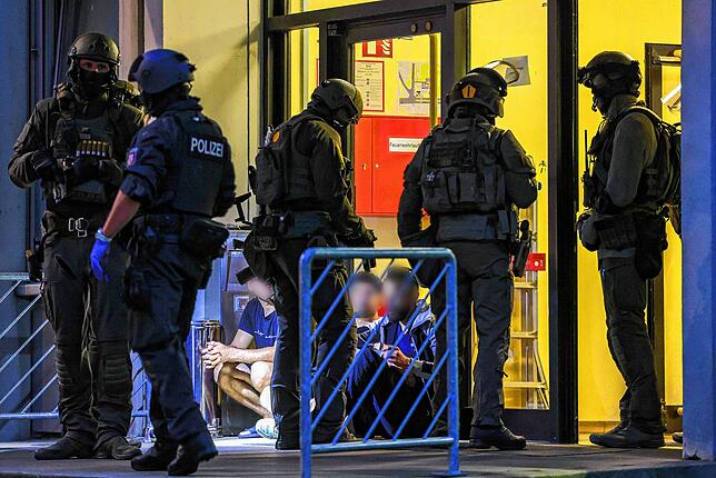 Spezialkräfte der Polizei führen einen Einsatz bei einer Flüchtlingsunterkunft durch, der laut Polizei mit dem Messerangriff auf dem ...