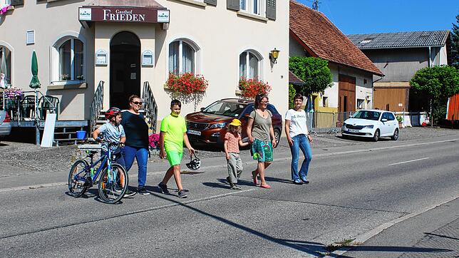 In einer ruhigen Minuten kommen (von links) Bastian, Marion und Felix Mattes, Arthus und Ariane Schruttke sowie Anne Storm recht ...