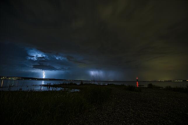 Eindrucksvolle Sicht vom Hörnle-Strandbad auf die Vielfach-Gewitter.